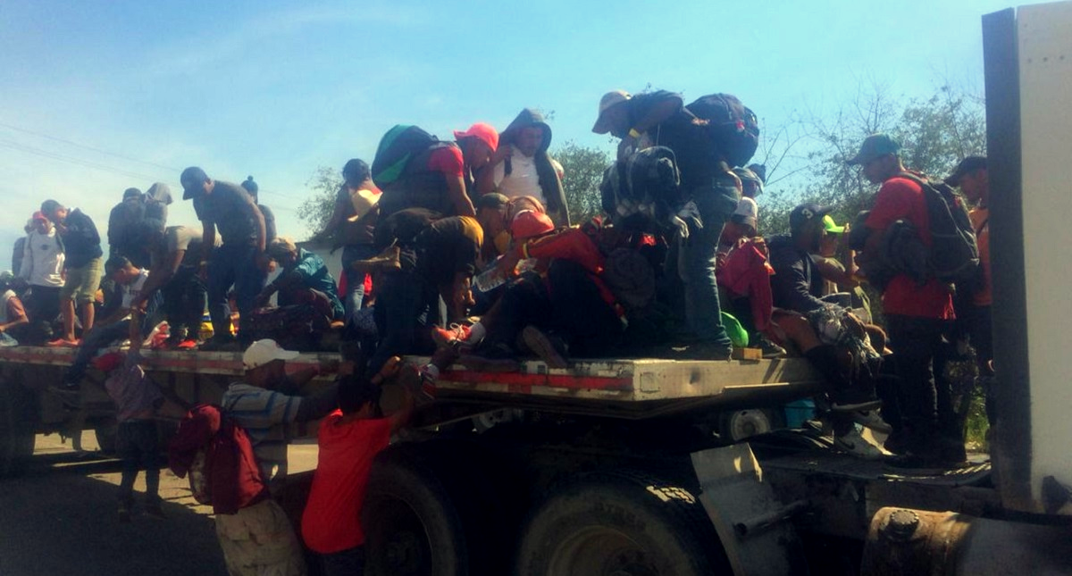 Migrantes cruzan caseta de Tepotzotlán rumbo a Querétaro
