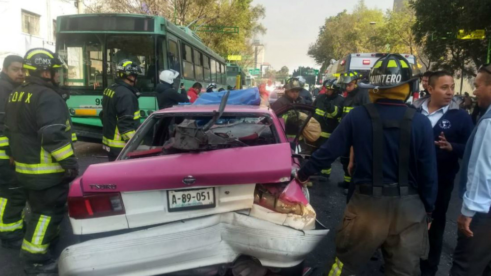 Choque entre taxi y trolebús en Eje Central deja dos lesionados