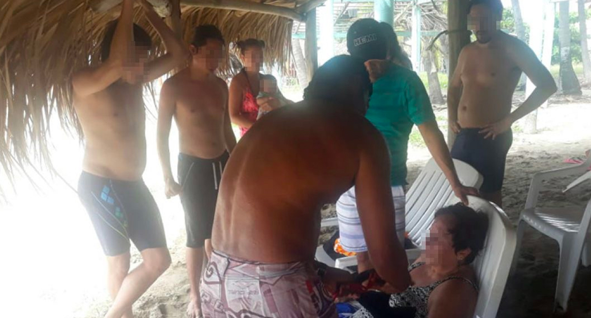Rescatan a cuatro turistas en playa de Zihuatanejo