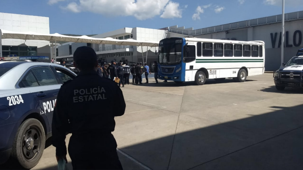 Detienen a 40 presuntos estudiantes por tomar camiones en Oaxaca