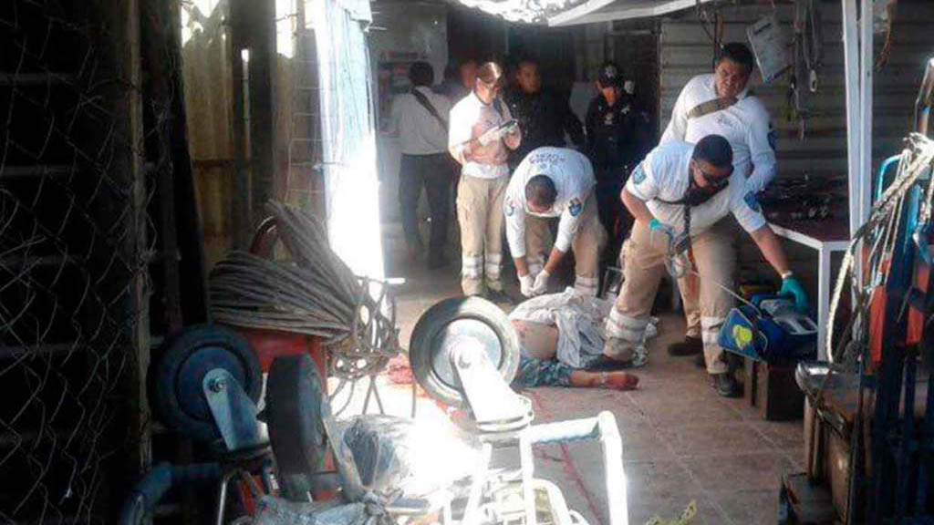 Asesinan a 15 y hallan cadáveres de 8 secuestrados en Puebla - una-de-las-victimas-de-ataque-en-el-mercado-union
