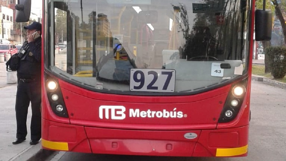 Hombre muere de paro cardiaco en Metrobús L7 Hombre muere de paro cardiaco en Metrobús L7