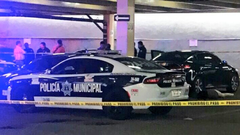 Asesinan a pareja en estacionamiento de plaza en Tlalnepantla