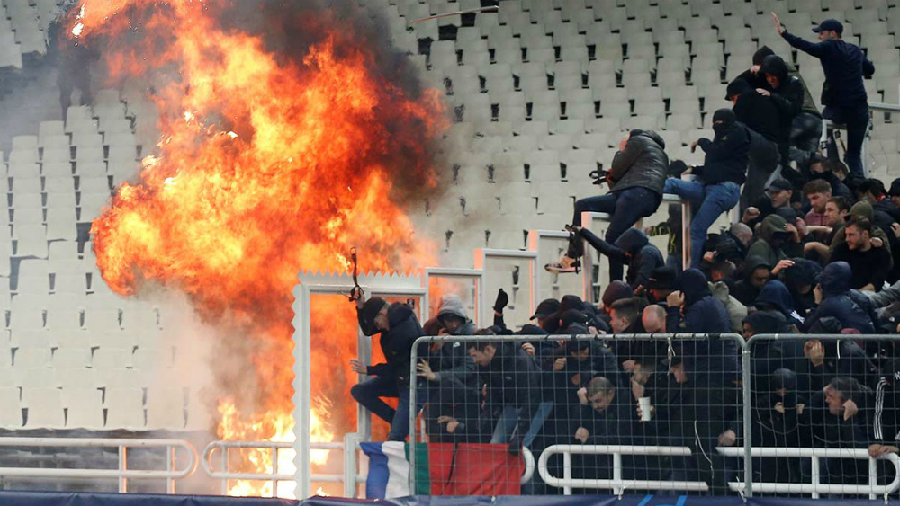 Enfrentamientos entre aficionados del AEK y Ajax causan 11 heridos