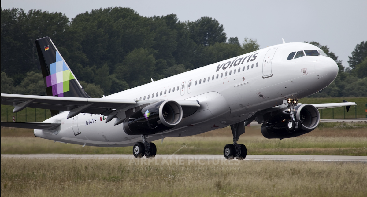 Desalojan vuelo de Volaris en el AICM