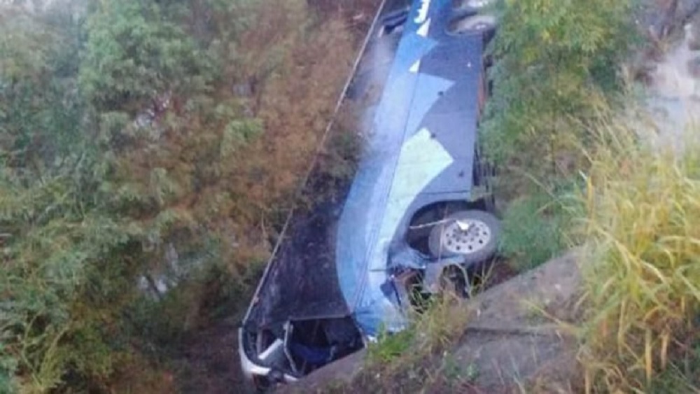 Volcadura de autobús deja al menos seis muertos en Nuevo León