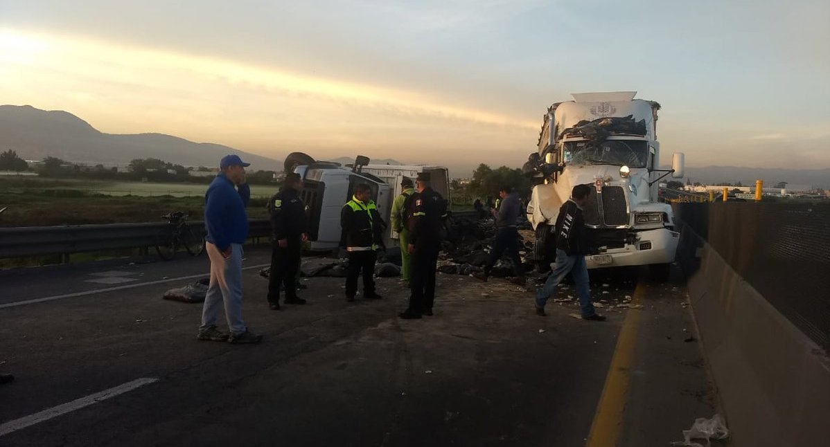 Cerrado Circuito Exterior Mexiquense por volcadura