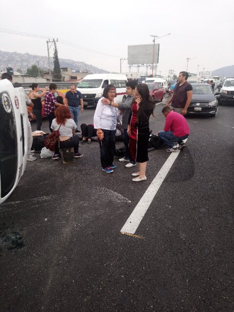 Volcadura de combi en la autopista México-Pachuca deja cinco lesionados - volcadura-combi-mexico-pachuca-2
