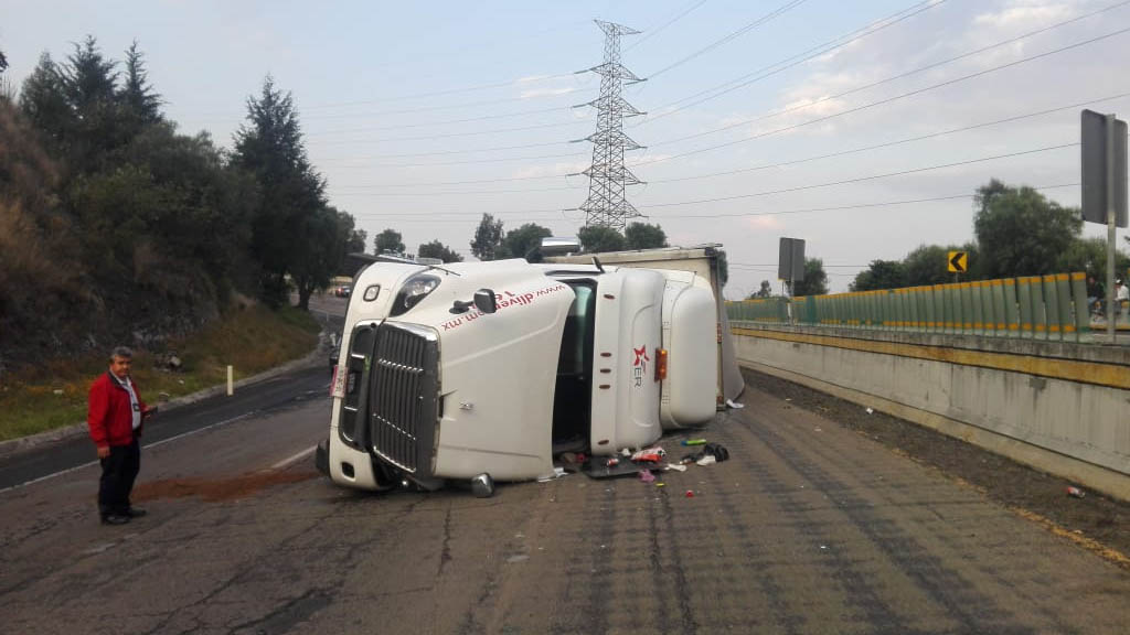 Vuelca tráiler en la México-Cuernavaca con dirección a la capital