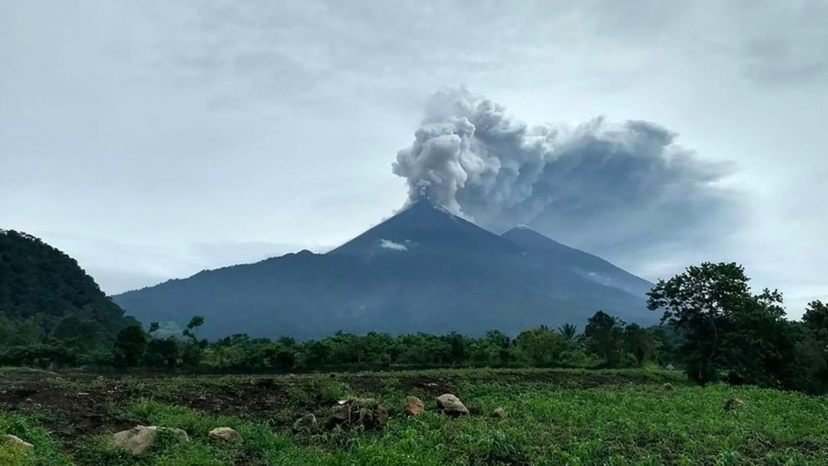 Volcán de Fuego continúa en fase eruptiva en Guatemala