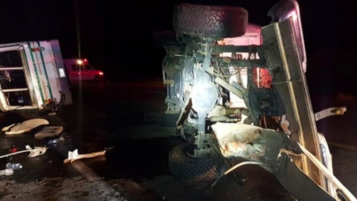 Vuelca camión que transportaba a integrantes de la caravana migrante