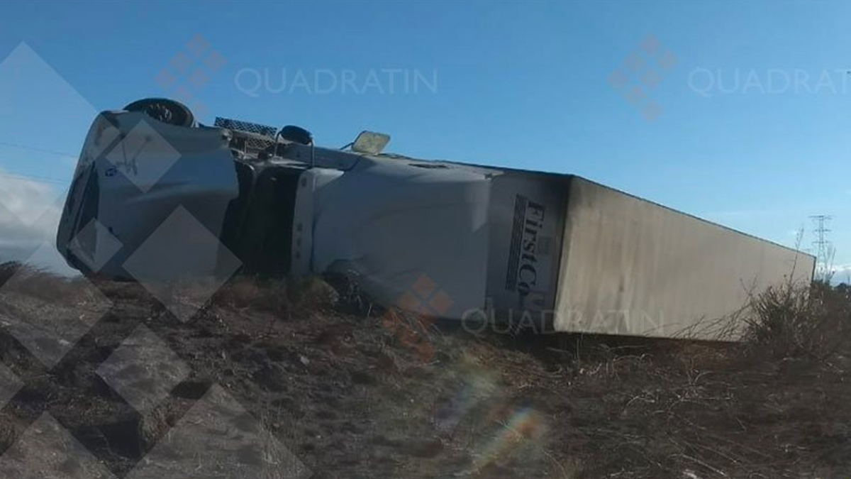 Viento vuelca tráiler en el Istmo de Tehuantepec