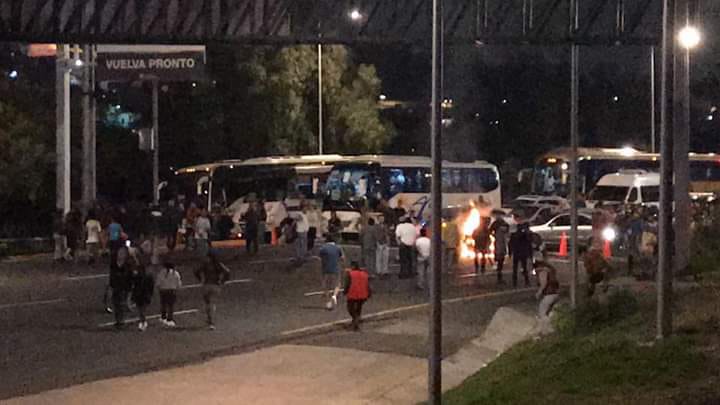 Mantienen bloqueo de la México-Pachuca; queman otra patrulla y hay saqueos - whatsapp-image-2018-11-12-at-070506