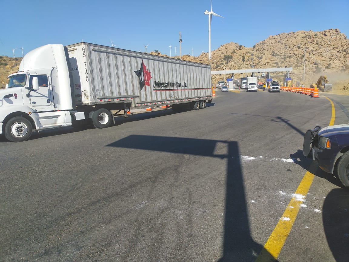 Migrantes que salieron de Mexicali abordan tráiler para llegar a Tijuana