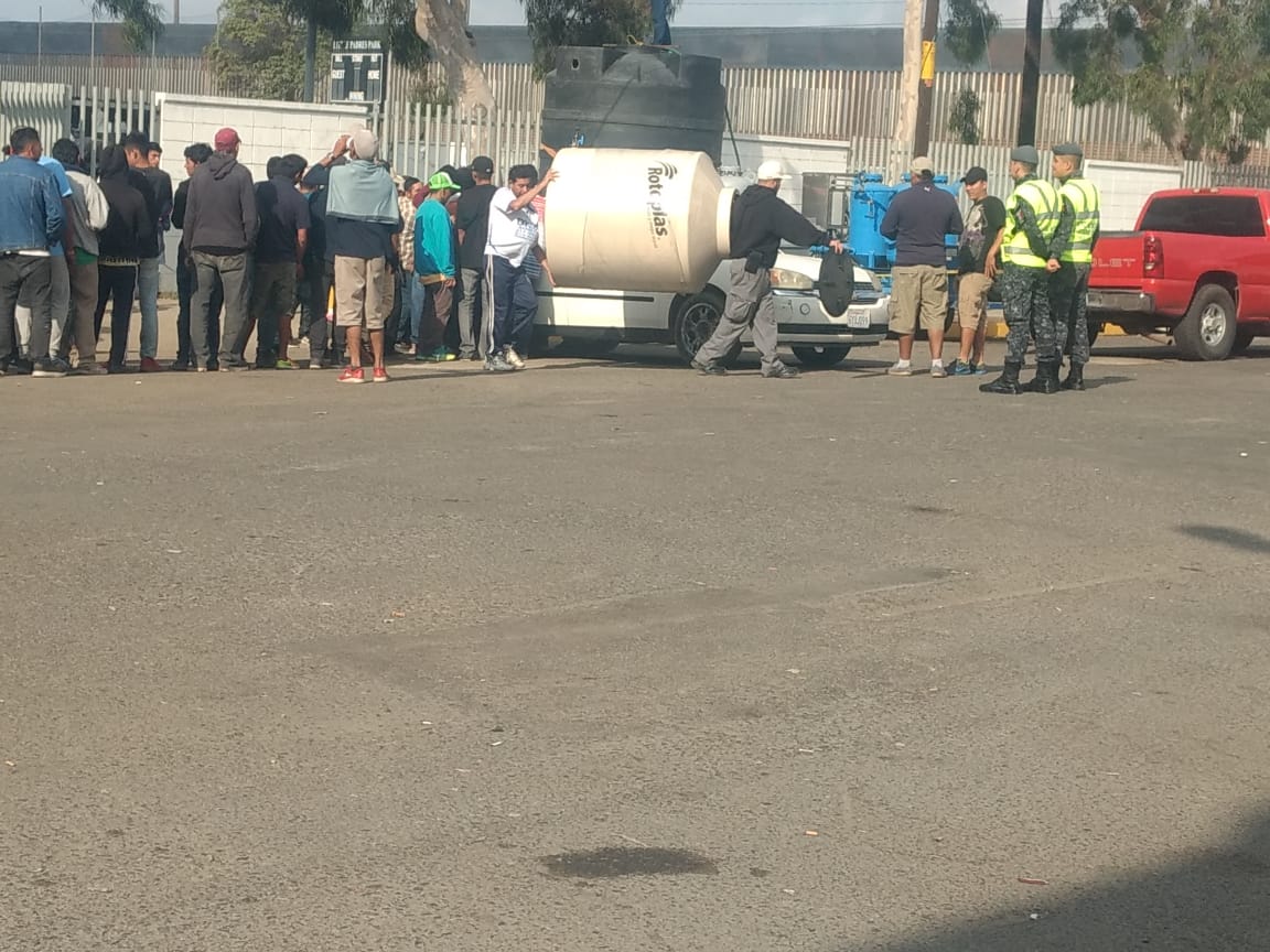 Migrantes que salieron de Mexicali abordan tráiler para llegar a Tijuana - whatsapp-image-2018-11-20-at-173729-1