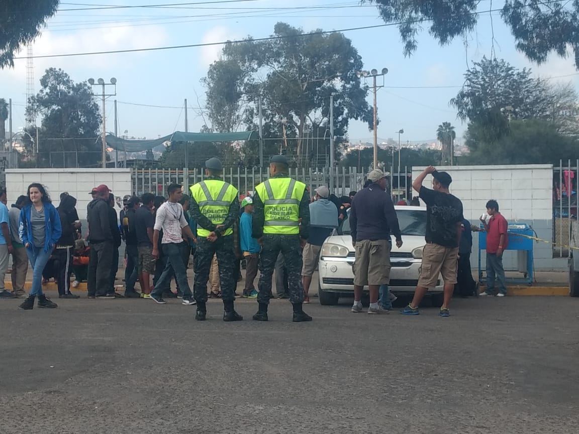 Migrantes que salieron de Mexicali abordan tráiler para llegar a Tijuana - whatsapp-image-2018-11-20-at-173729