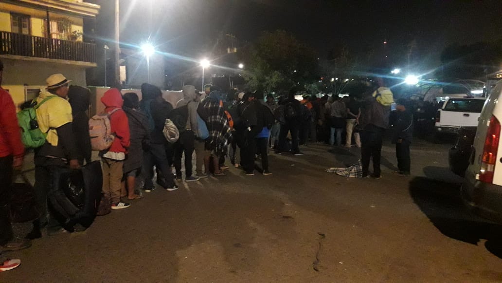 Migrantes que salieron de Mexicali abordan tráiler para llegar a Tijuana - whatsapp-image-2018-11-21-at-010208