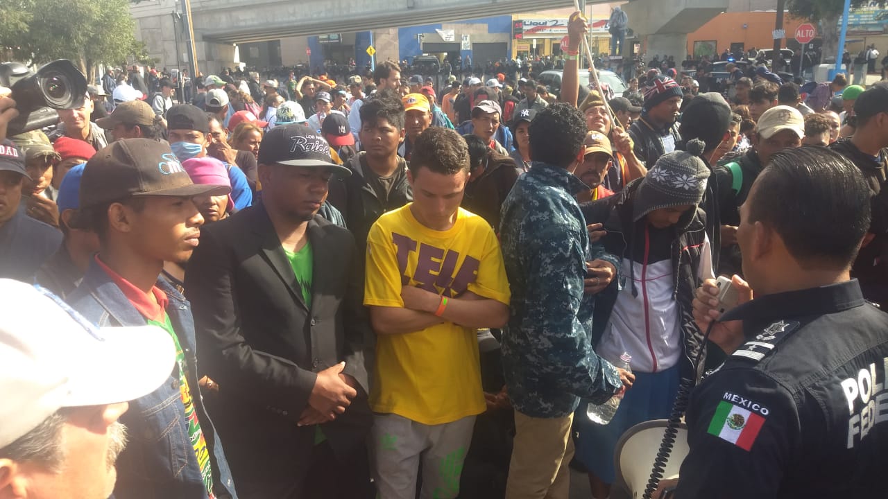 Grupo de migrantes centroamericanos permanece en la garita El Chaparral - whatsapp-image-2018-11-22-at-192845-2