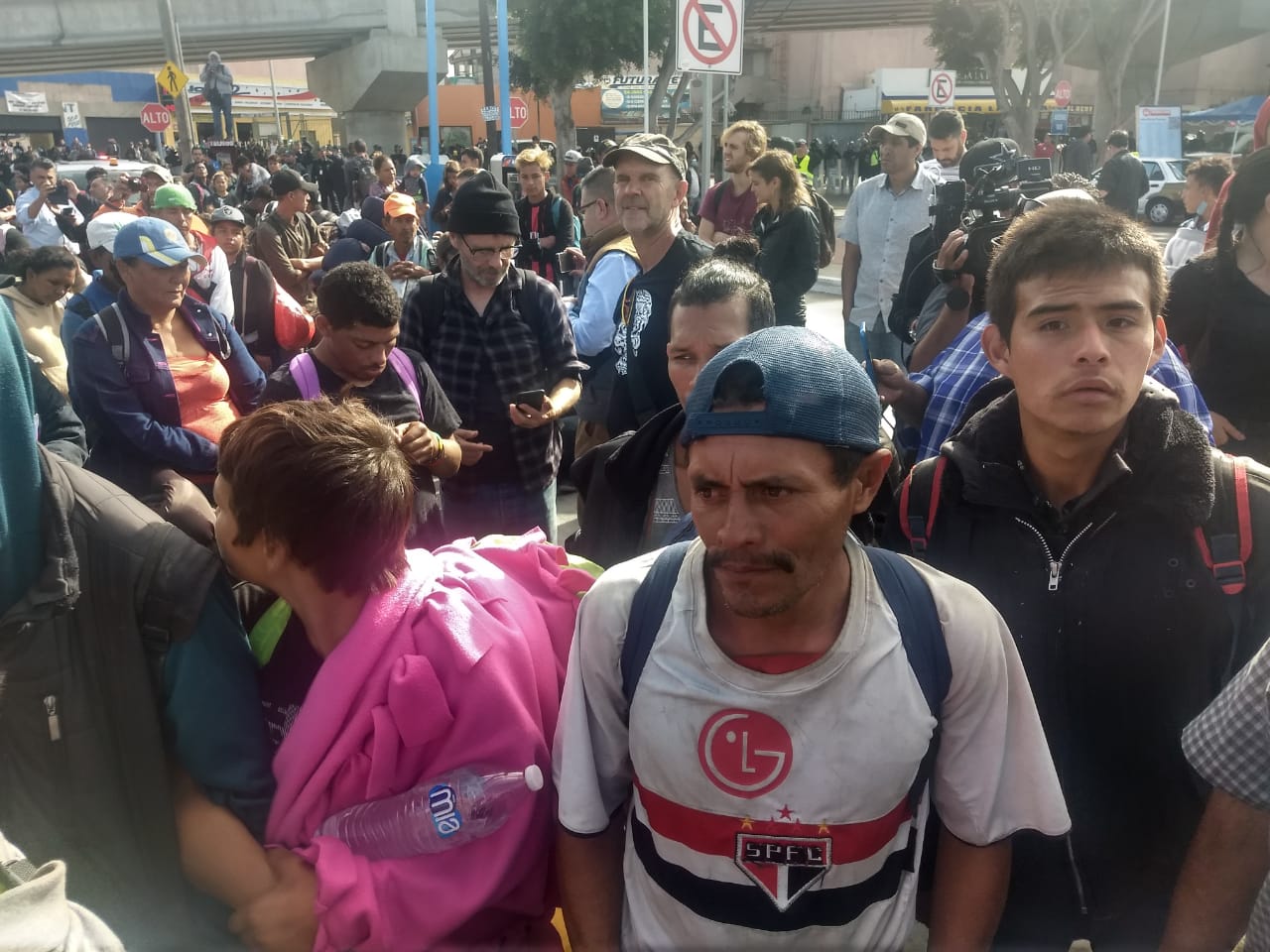 Grupo de migrantes centroamericanos permanece en la garita El Chaparral - whatsapp-image-2018-11-22-at-192845-3