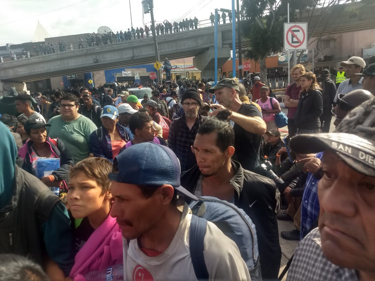 Migrantes se concentran en la garita El Chaparral Migrantes se concentran en la garita El Chaparral