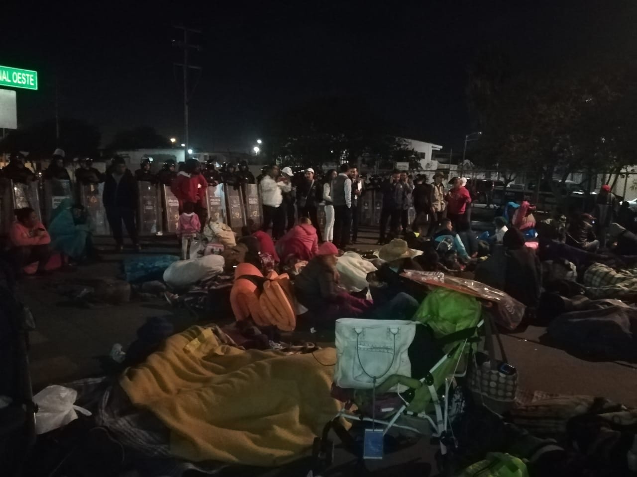 Grupo de migrantes centroamericanos permanece en la garita El Chaparral