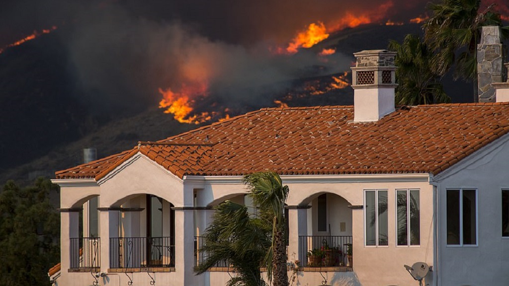 Mansiones de Cher y Britney Spears se salvaron del Woosley Fire Mansiones de Cher y Britney Spears se salvaron del Woosley Fire