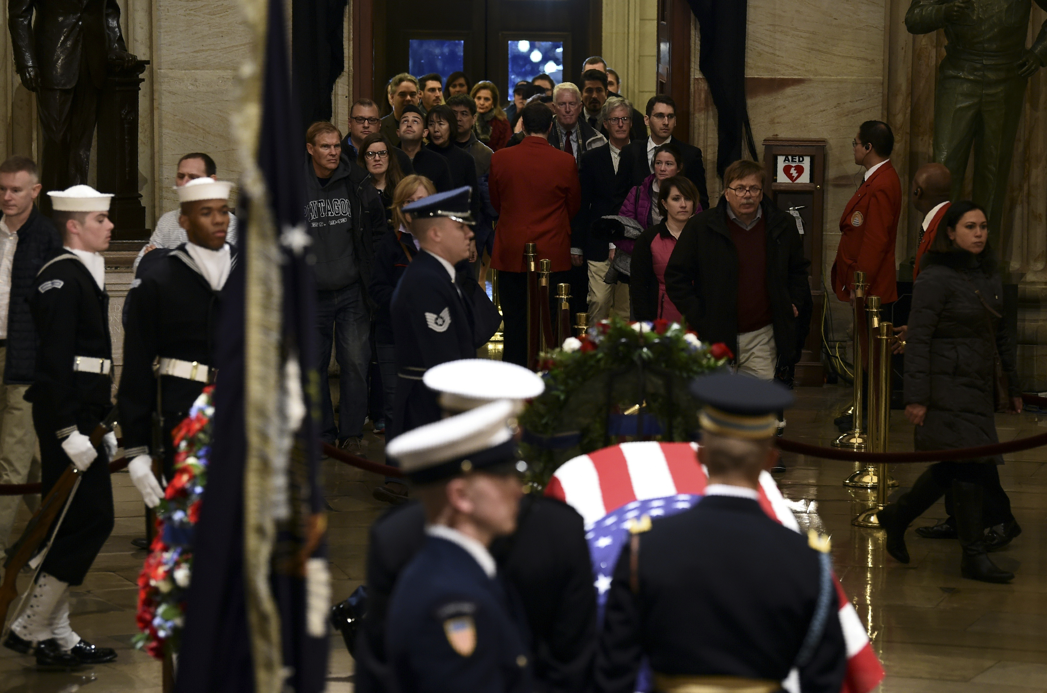 Donald Trump asiste al Capitolio a homenaje de George H. W. Bush - 000-1bb807