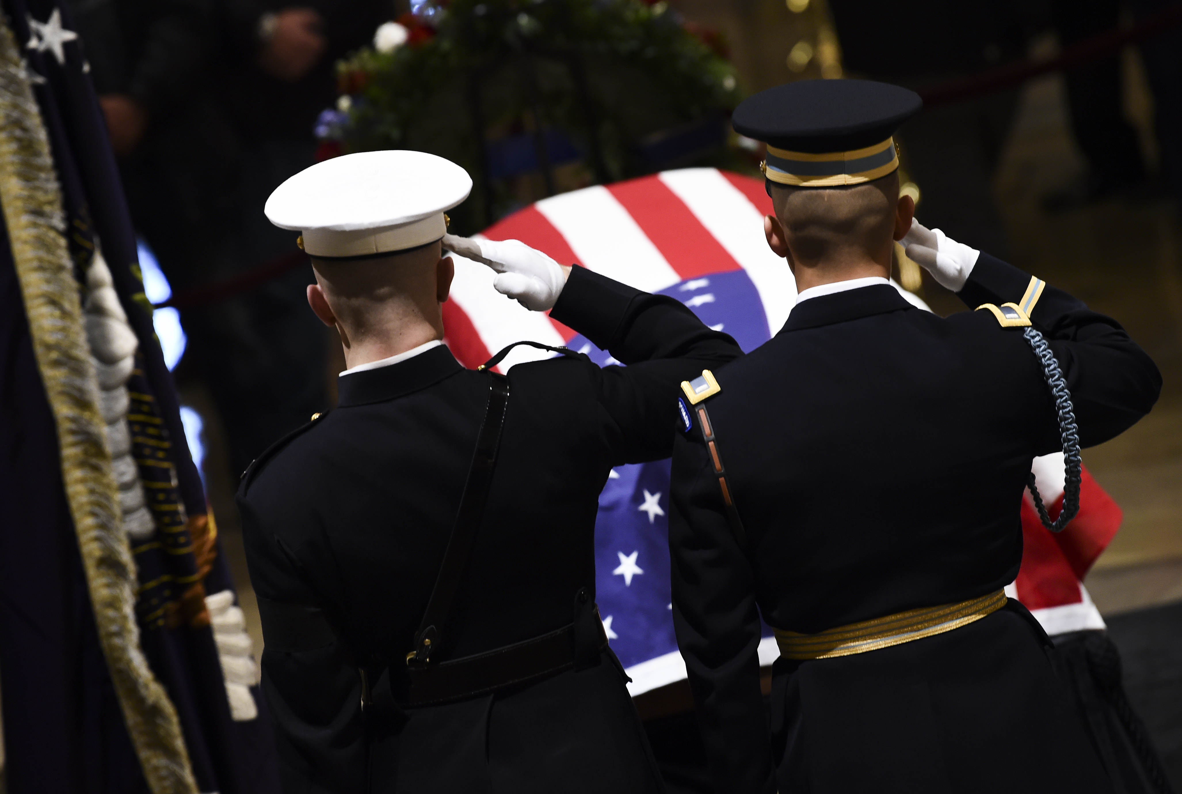 Donald Trump asiste al Capitolio a homenaje de George H. W. Bush - 000-1bb80b