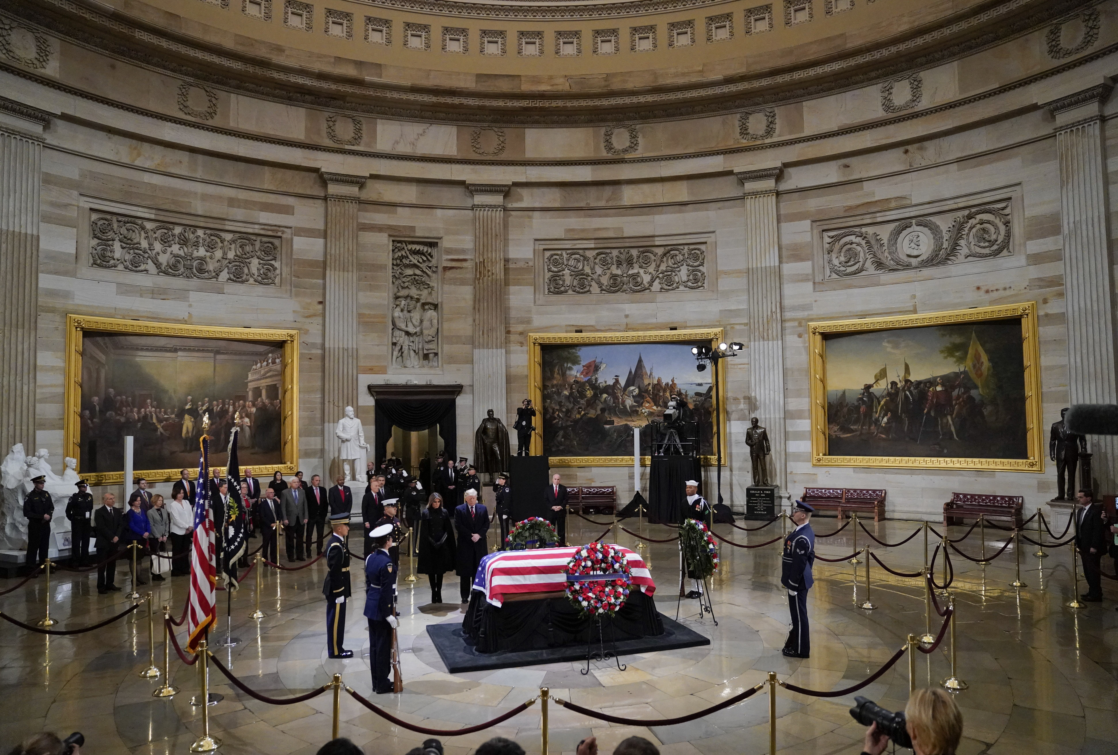 Donald Trump asiste al Capitolio a homenaje de George H. W. Bush - 000-1bb86s
