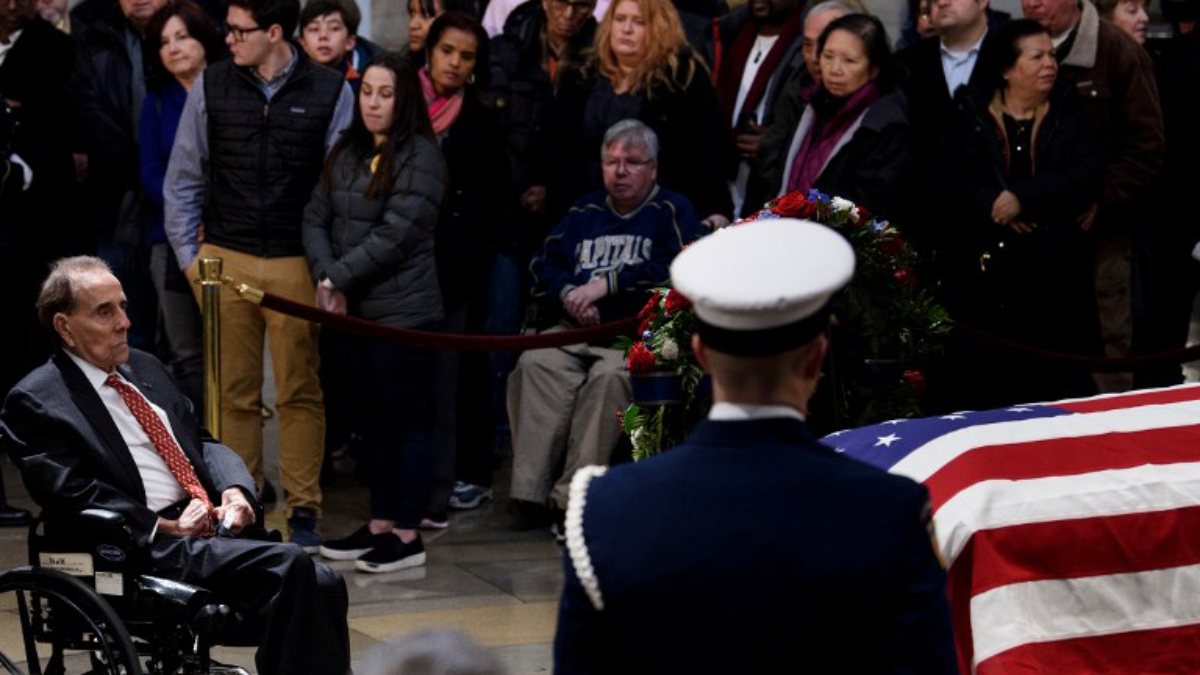 Miles de personas despiden a George H. W. Bush