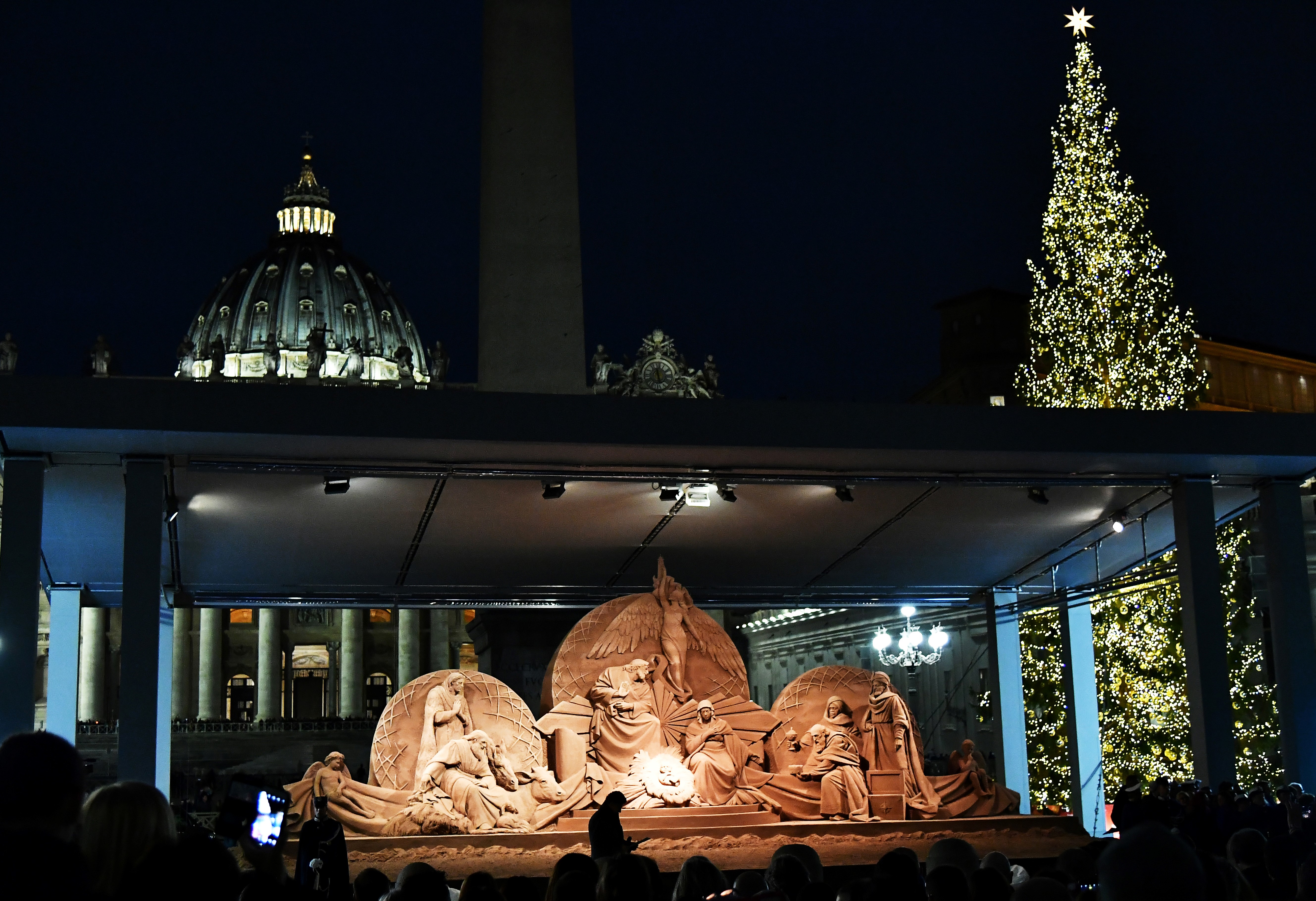 Instalan nacimiento y árbol de Navidad en la Plaza de San Pedro - 000-1bf3h8