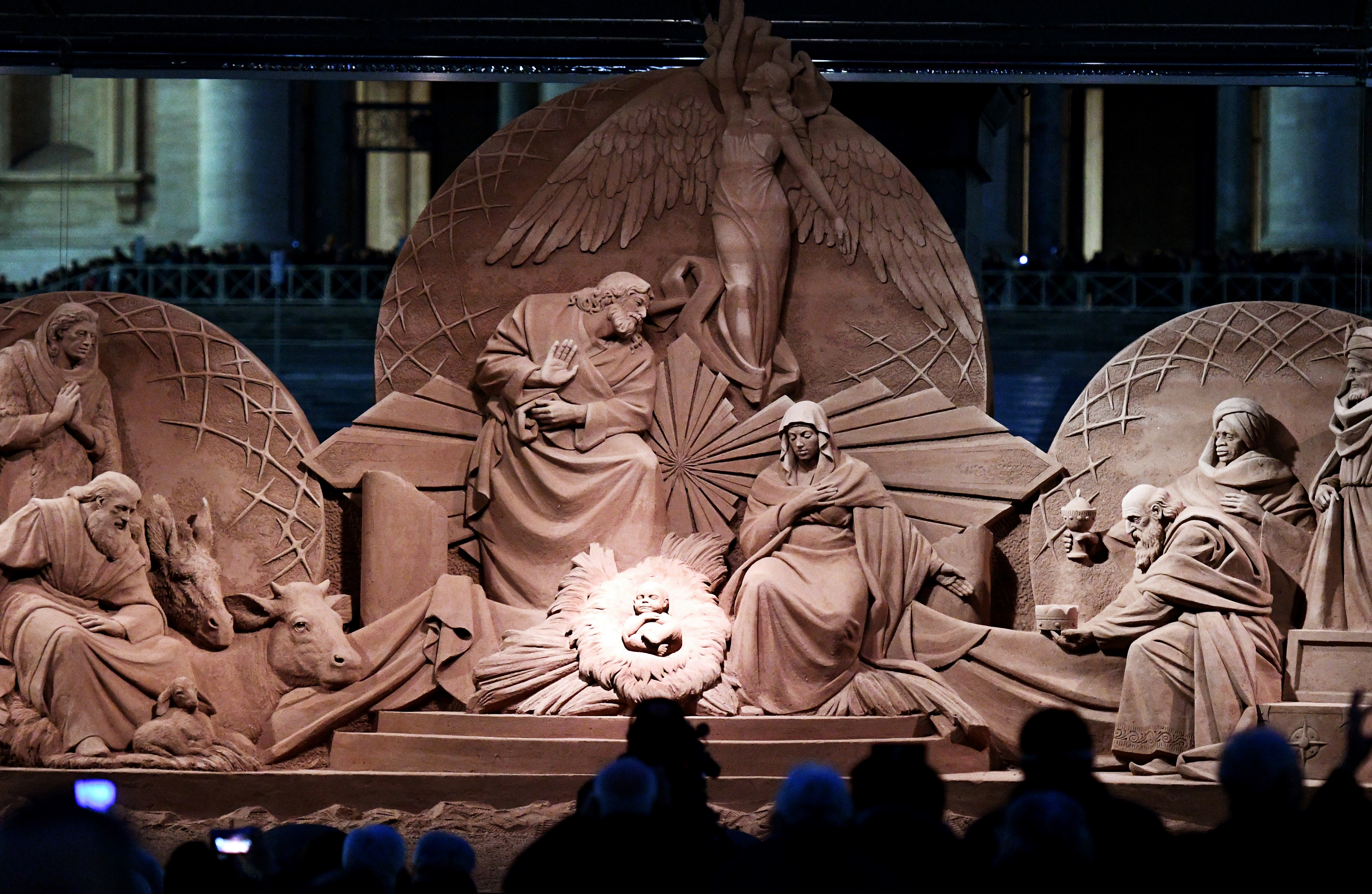Instalan nacimiento y árbol de Navidad en la Plaza de San Pedro - 000-1bf3hs