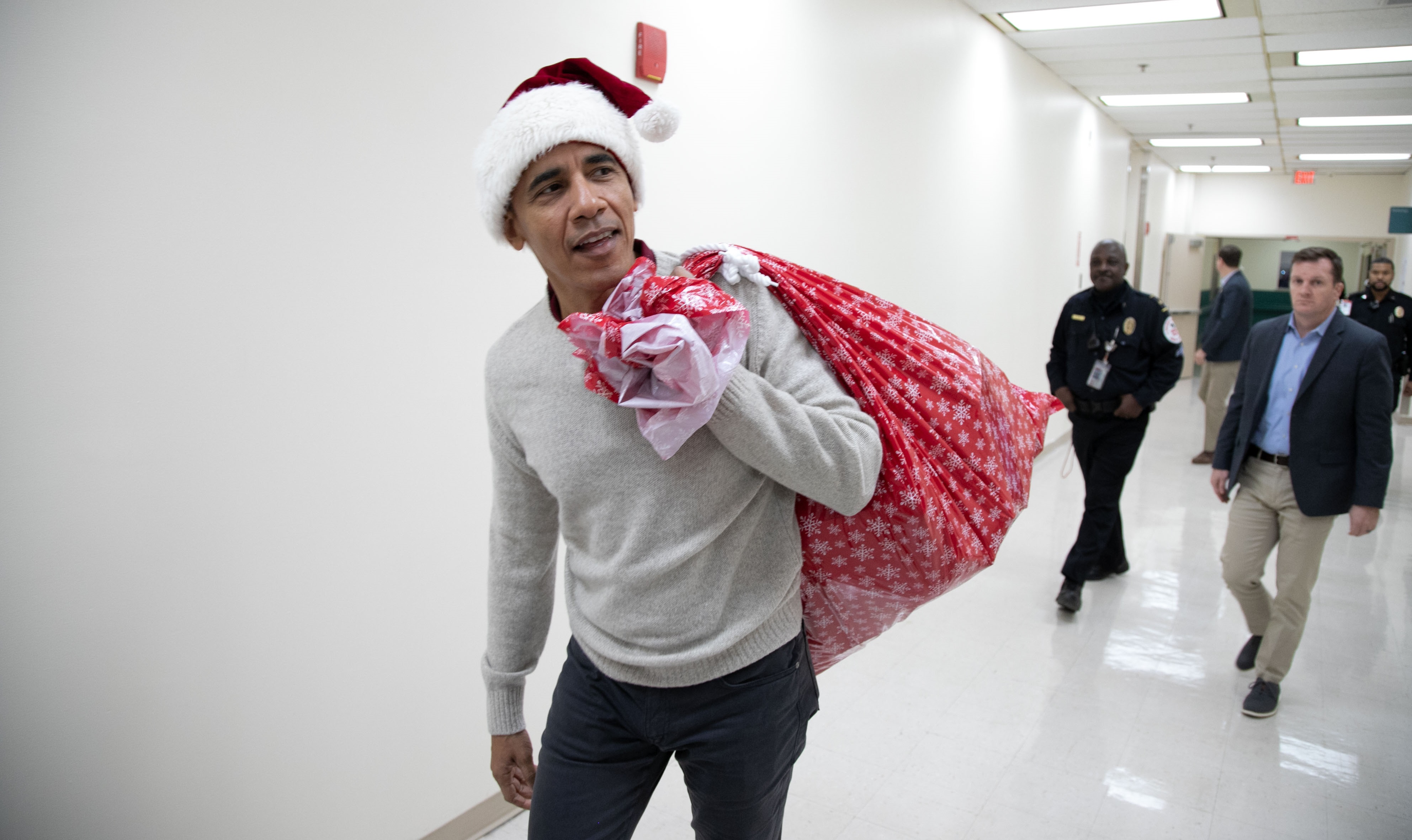 #Video Obama se convierte en Santa para alegrar fiestas a niños enfermos