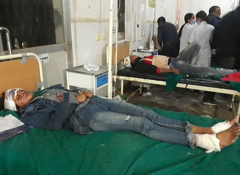 Accidente de autobús escolar deja 23 muertos en Nepal - 000-1bs08u