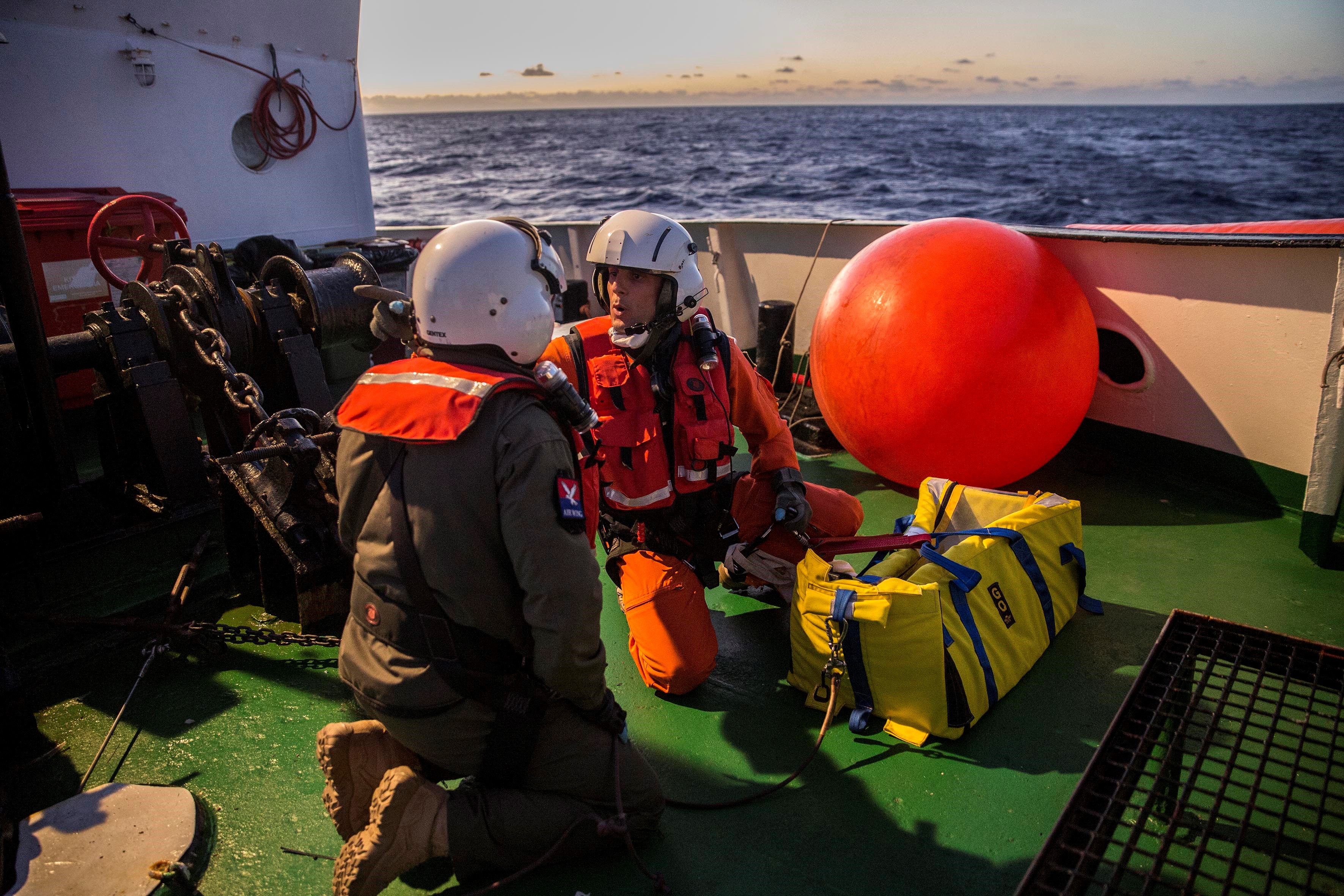 Buscan puerto para migrantes rescatados en la costa de Libia - 000-1bs4hj