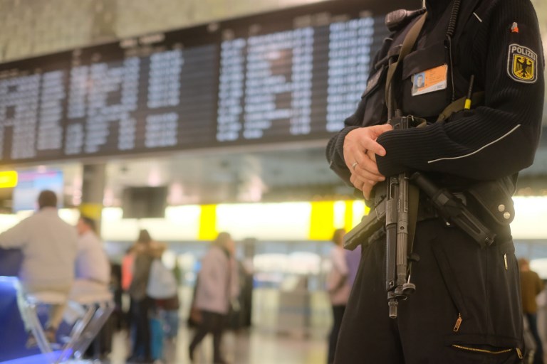 Suspenden vuelos en aeropuerto de Hannover por auto que ingresó a pista - 000-1bv9dd