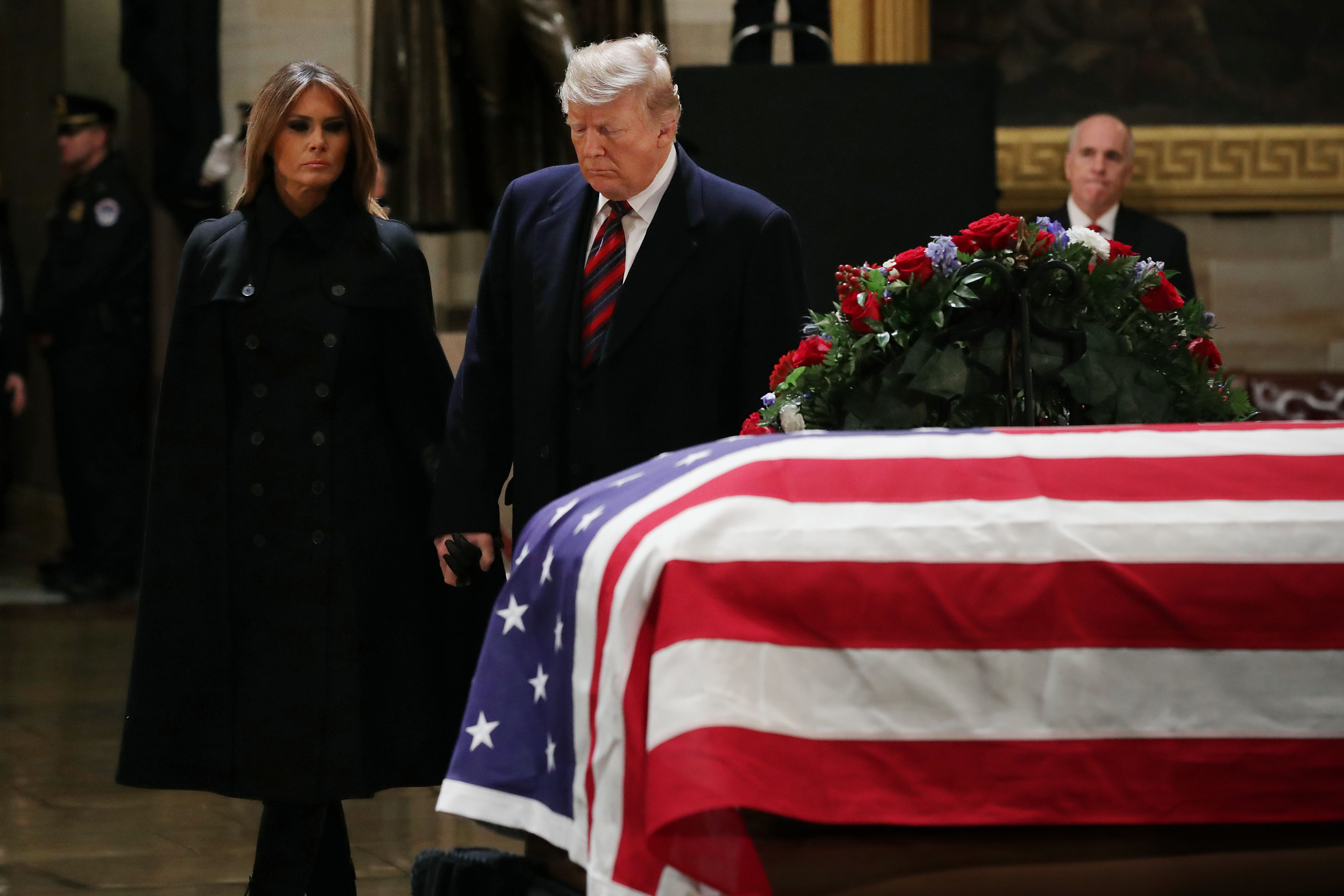 Donald Trump asiste al Capitolio a homenaje de George H. W. Bush - 063-1076977676