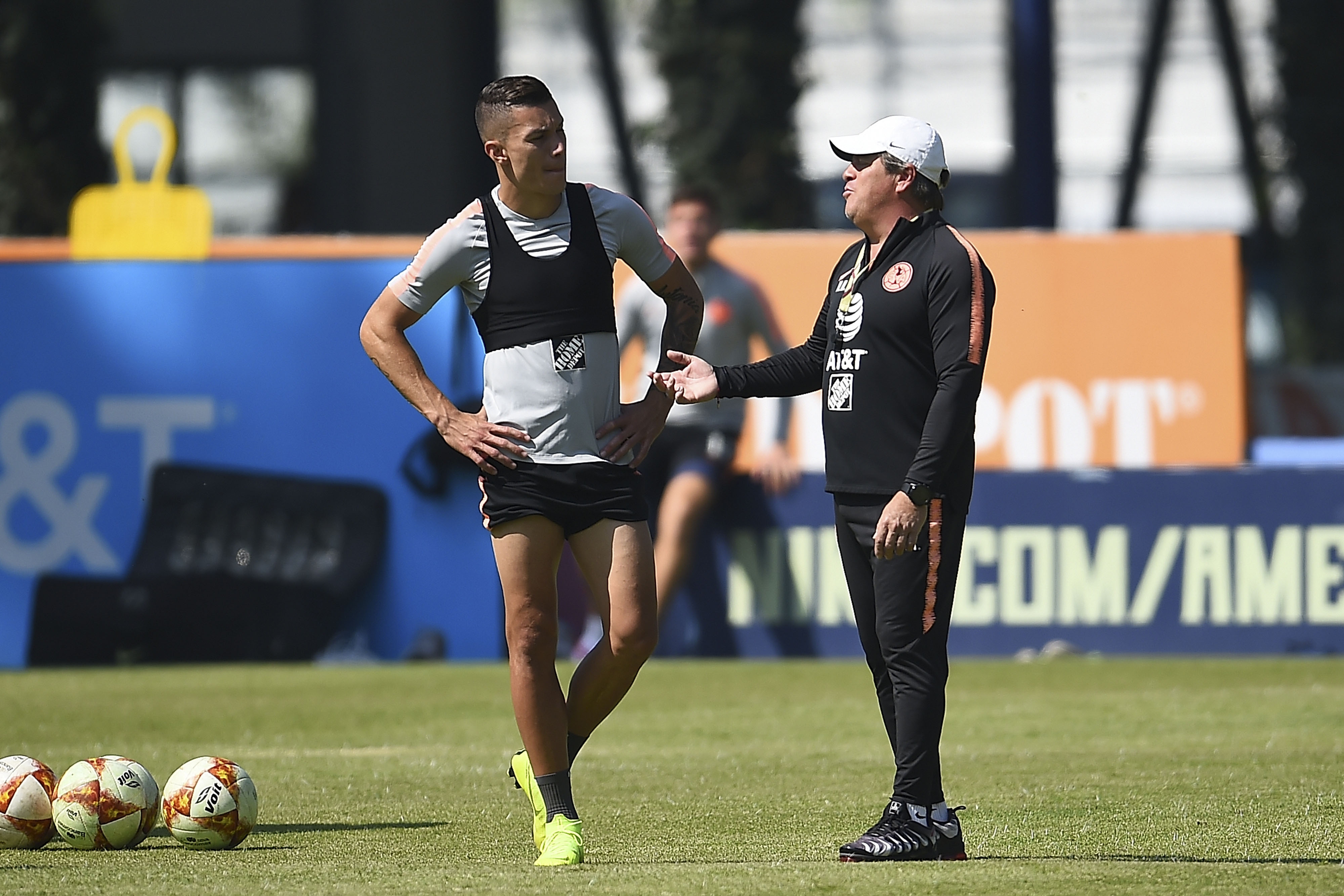 Miguel Herrera es un padre para todos: Mateus Uribe - 20181106-1305