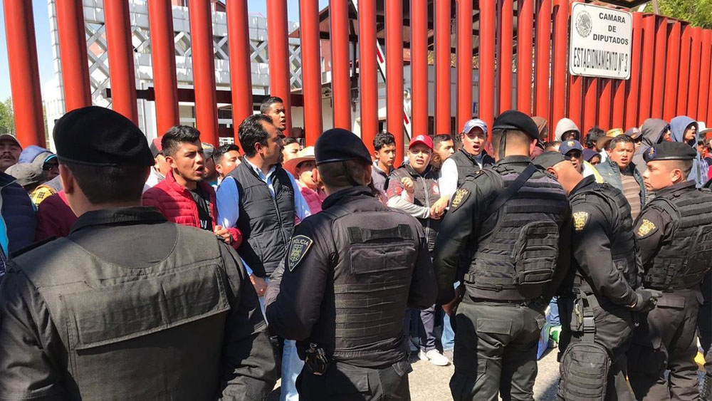 Bloquean accesos a la Cámara de Diputados