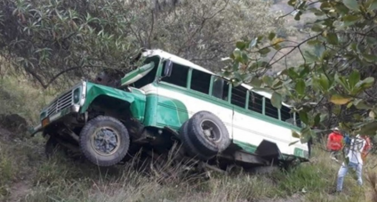 Mueren ocho personas al caer autobús a un barranco en Colombia