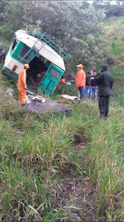 Mueren ocho personas al caer autobús a un barranco en Colombia - accidente-autobus-colombia-2