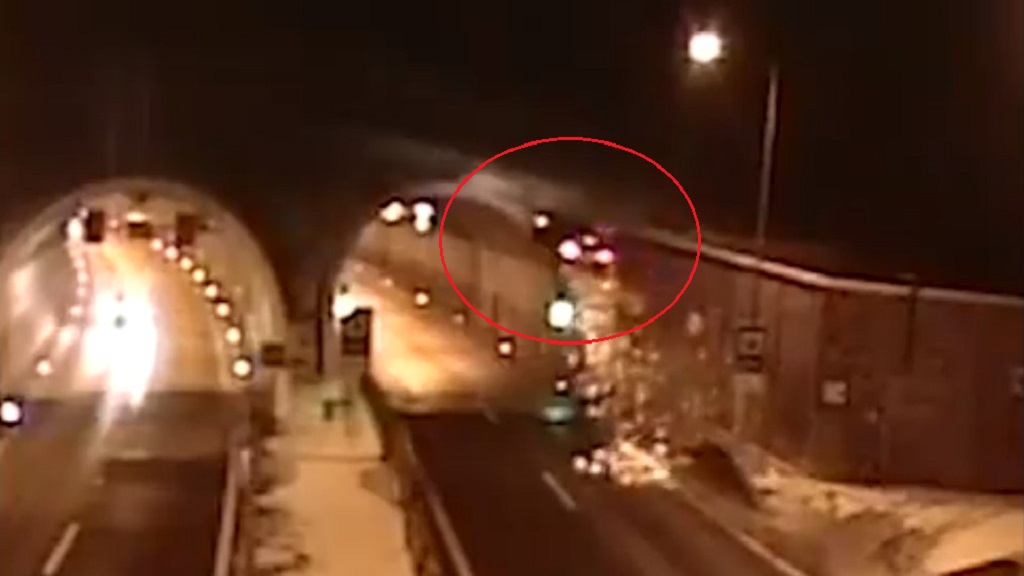 #Video Conductor sale disparado hacia túnel y resulta ileso