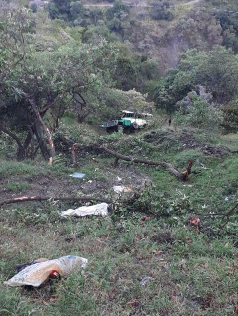 Mueren ocho personas al caer autobús a un barranco en Colombia - acidente-autobus-colombia
