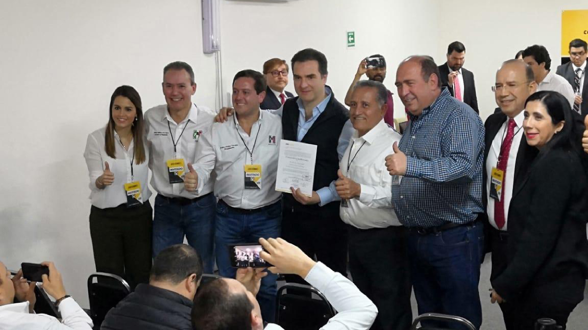 Adrián de la Garza recibe constancia de mayoría en Monterrey