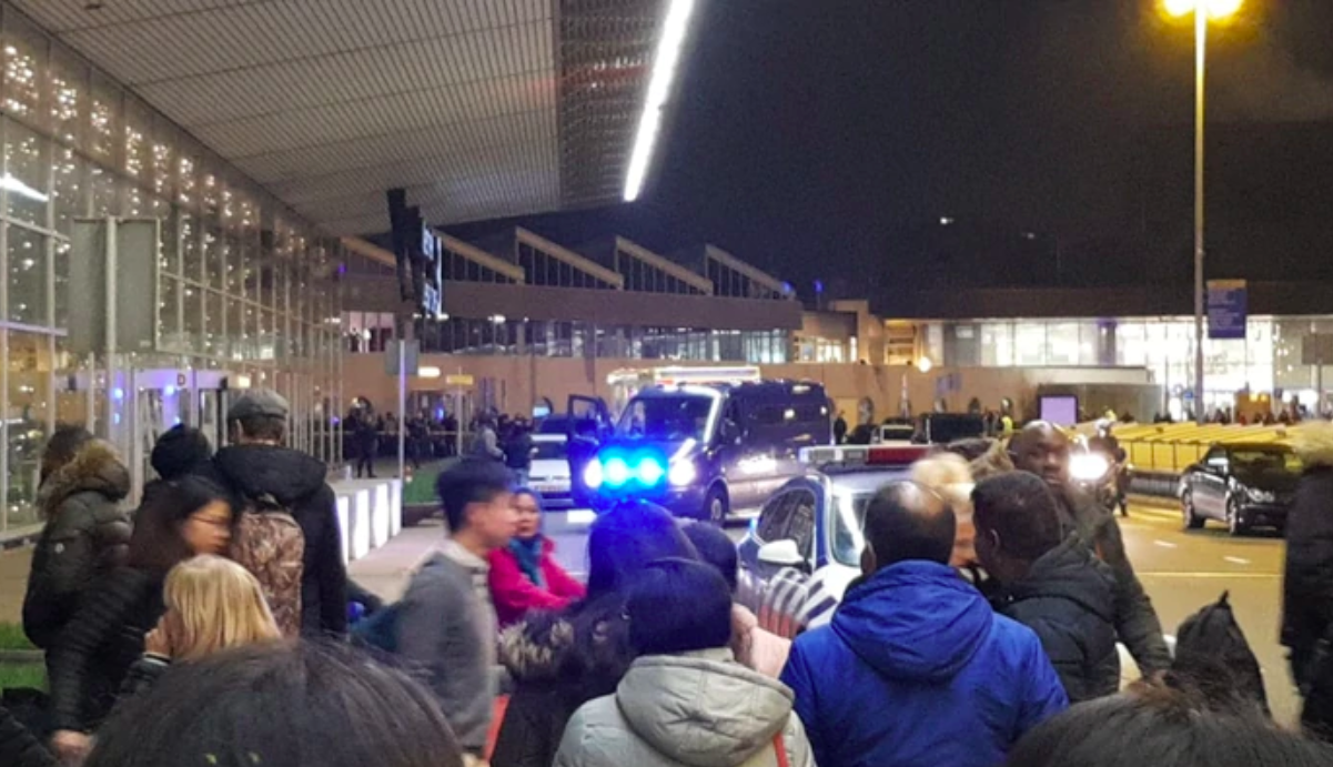 Cierran aeropuerto de Ámsterdam por presunto hombre con explosivos - aeropuerto-bomba