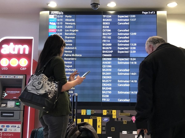 Suspensión de vuelos en Reino Unido afecta a 120 mil personas - aeropuerto-gatwick