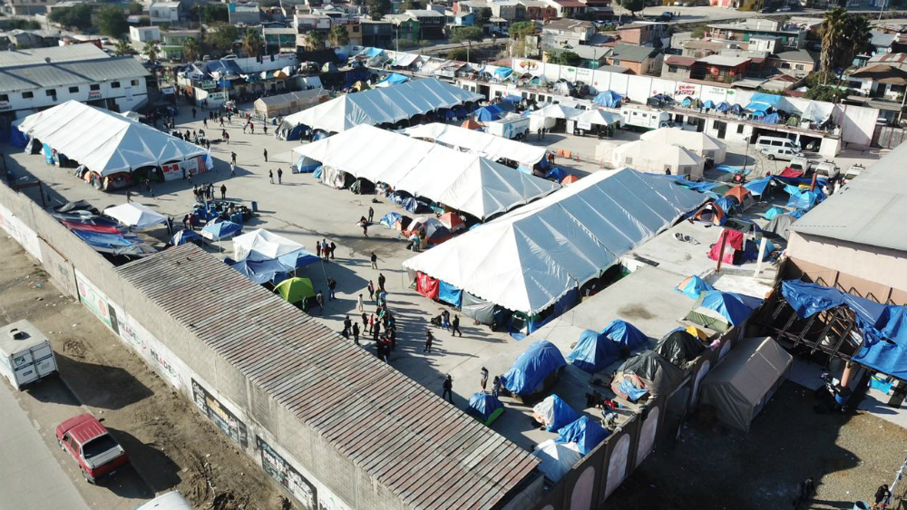 Migrantes centroamericanos duermen en calles de Tijuana - albergue-migrantes-tijuana