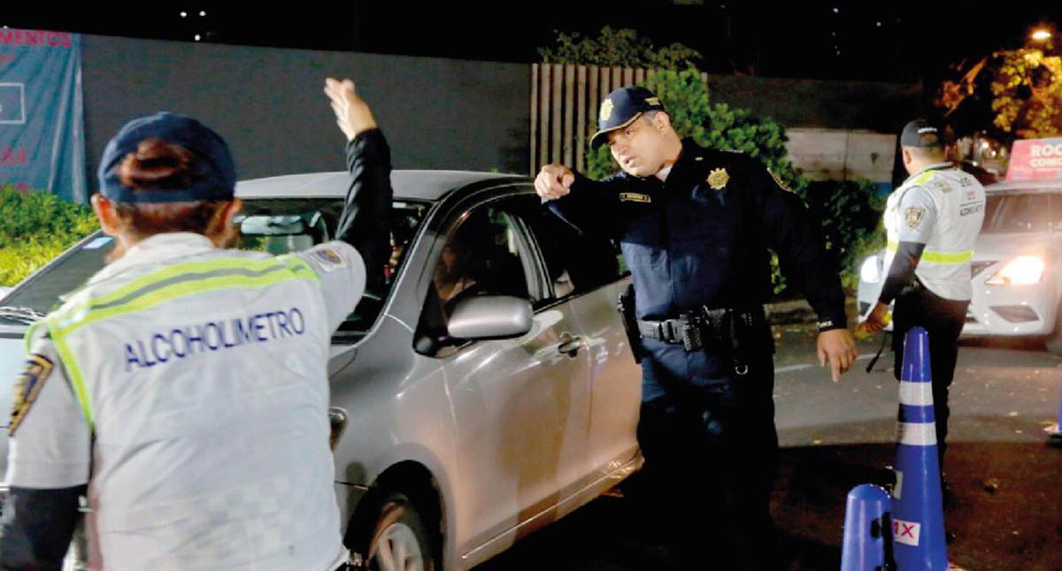 Atropella conductor a mujer policía en Alcoholímetro de CDMX Atropella conductor a mujer policía en Alcoholímetro de CDMX