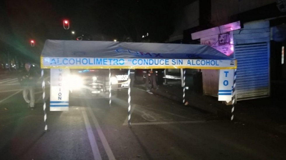 Conductor atropella a policías del alcoholímetro en la CDMX