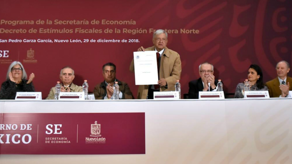Firma AMLO decreto que reduce IVA y aumenta salarios en frontera norte